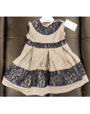 Abito grigio e pizzo blu